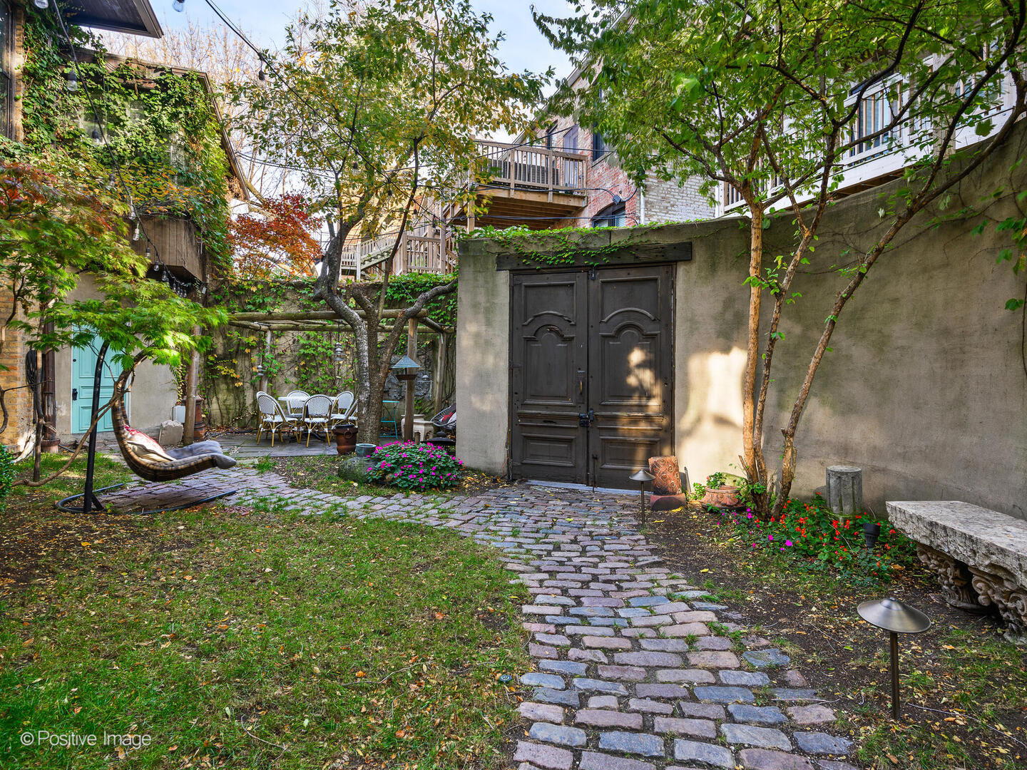 844 West Altgeld Street Chicago, IL 60614 - Photo 3 of 27 a front view of a house with garden