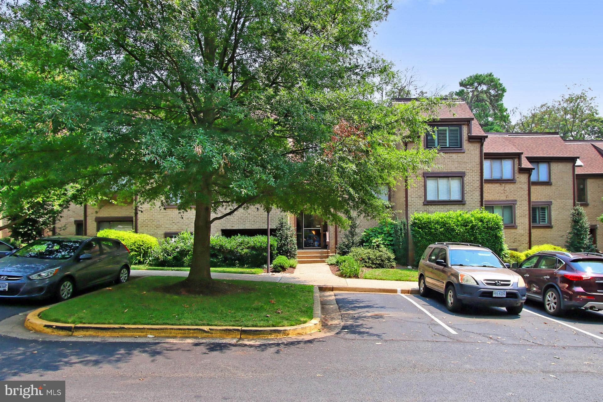 1631 Parkcrest Circle, Unit 300 Reston, VA 20190 - Photo 3 of 38