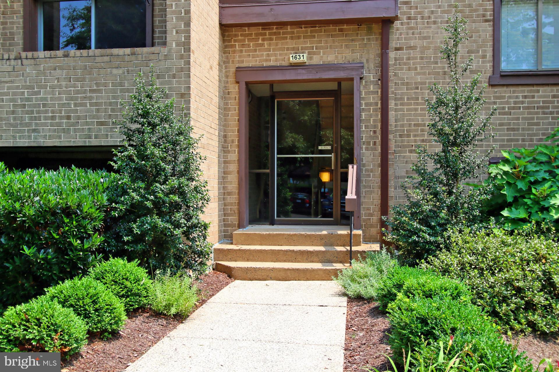 1631 Parkcrest Circle, Unit 300 Reston, VA 20190 - Photo 4 of 38