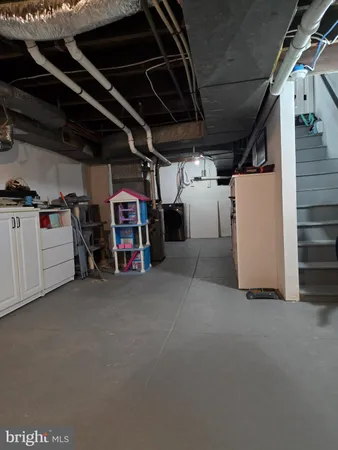 a view of a big room with closet