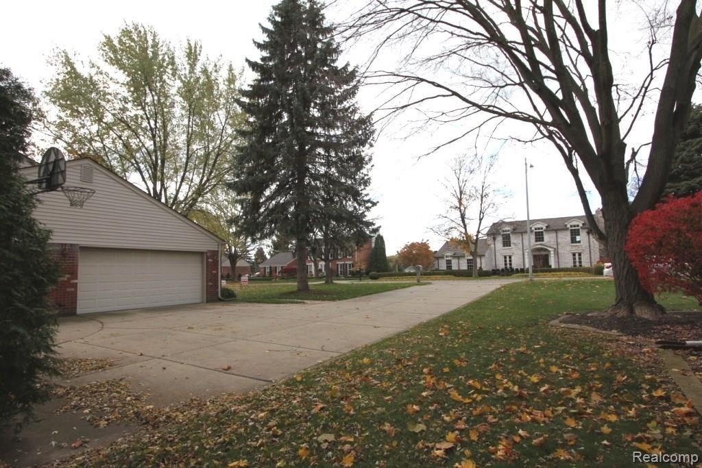 1080 Great Oaks Boulevard Rochester, MI 48307 - Photo 5 of 22 IMG_7314.jpg