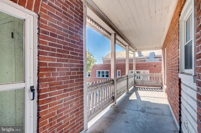 a view of a house with backyard and trees