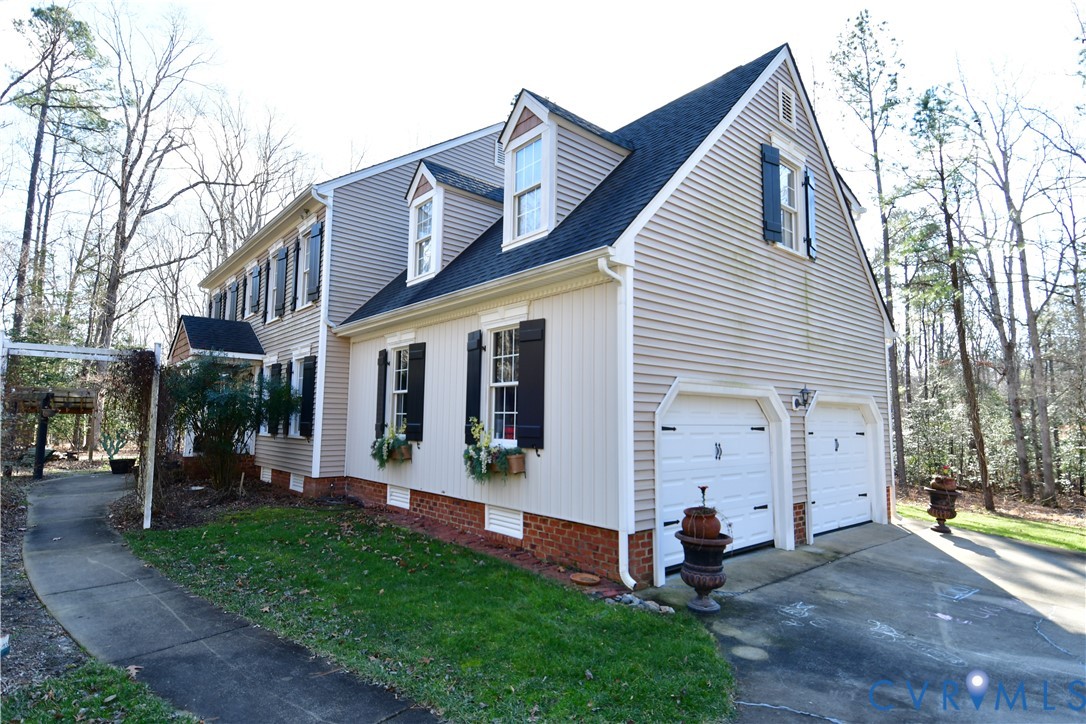 a view of a house with backyard and a tree