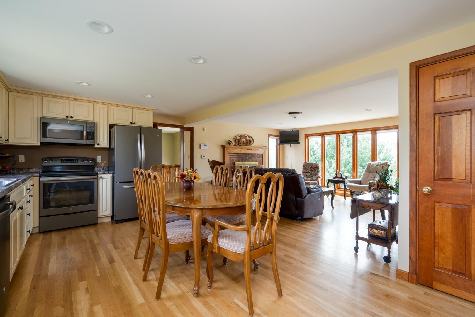 126 Bush Hill Road Hudson, NH 03051 - Photo 8 of 25