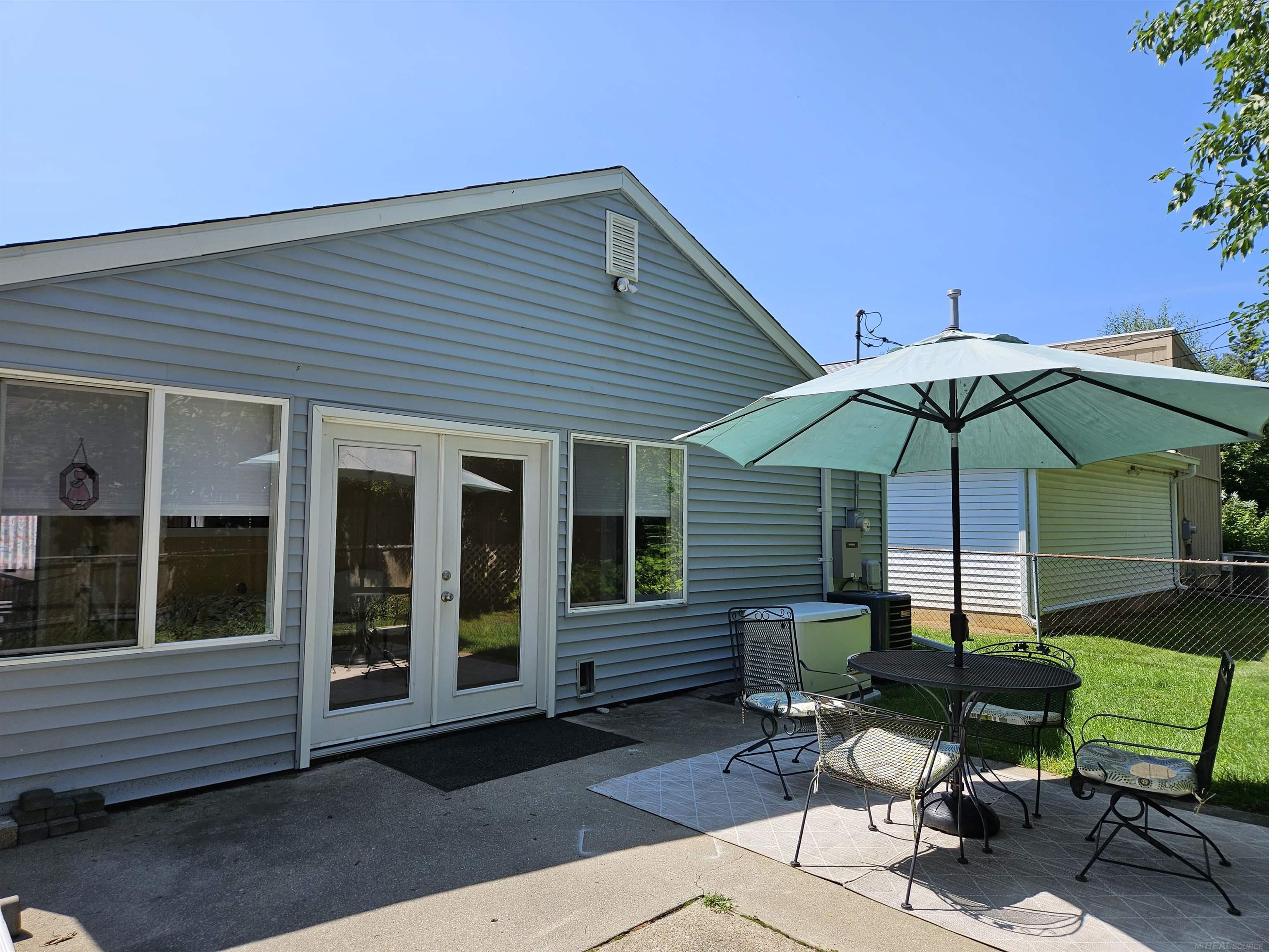 5264 Lakeshore Road Fort Gratiot, MI 48059 - Photo 3 of 25 50118385-2.JPG