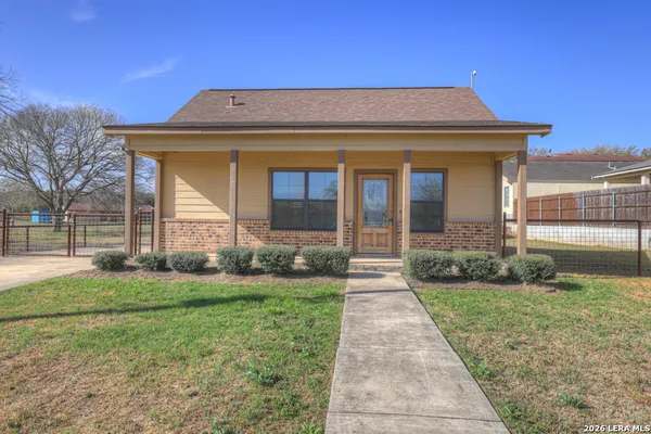 $1,575 | 1607 2nd Street, Floresville, TX 78114