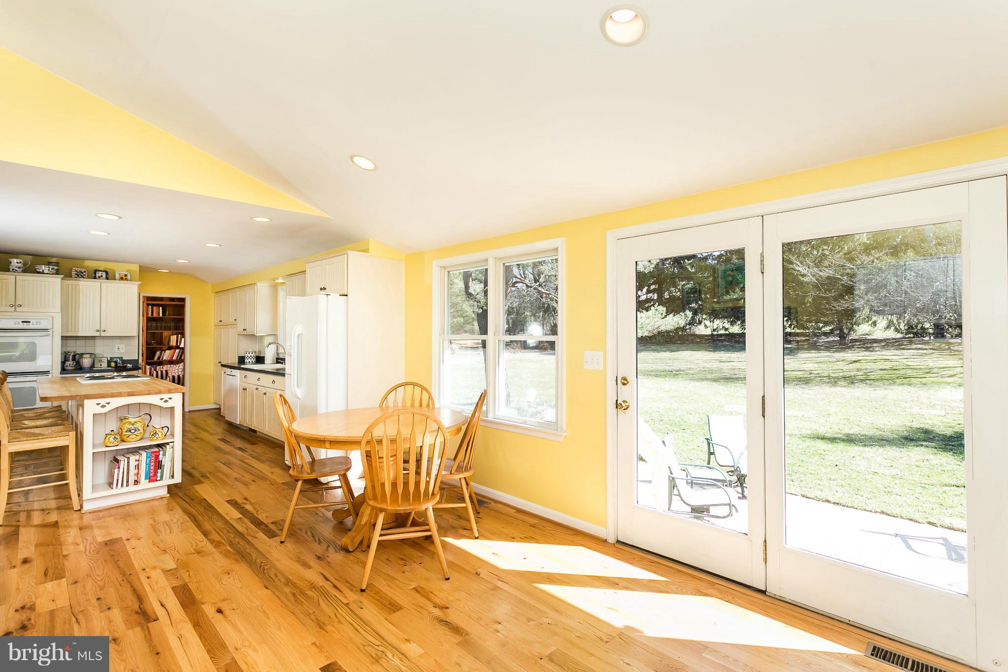 553 Valley View Road Baltimore, MD 21286 - Photo 11 of 28 Family Room