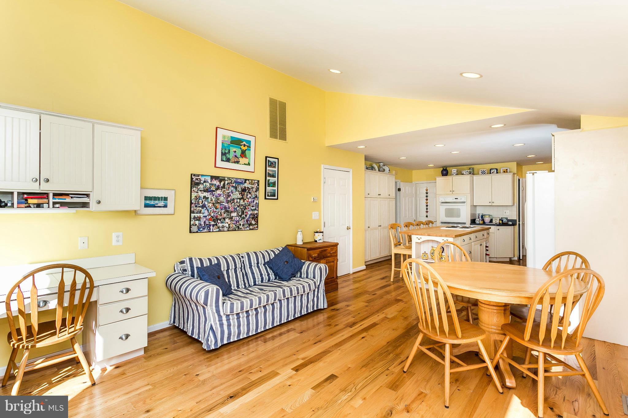 553 Valley View Road Baltimore, MD 21286 - Photo 12 of 28 Family Room
