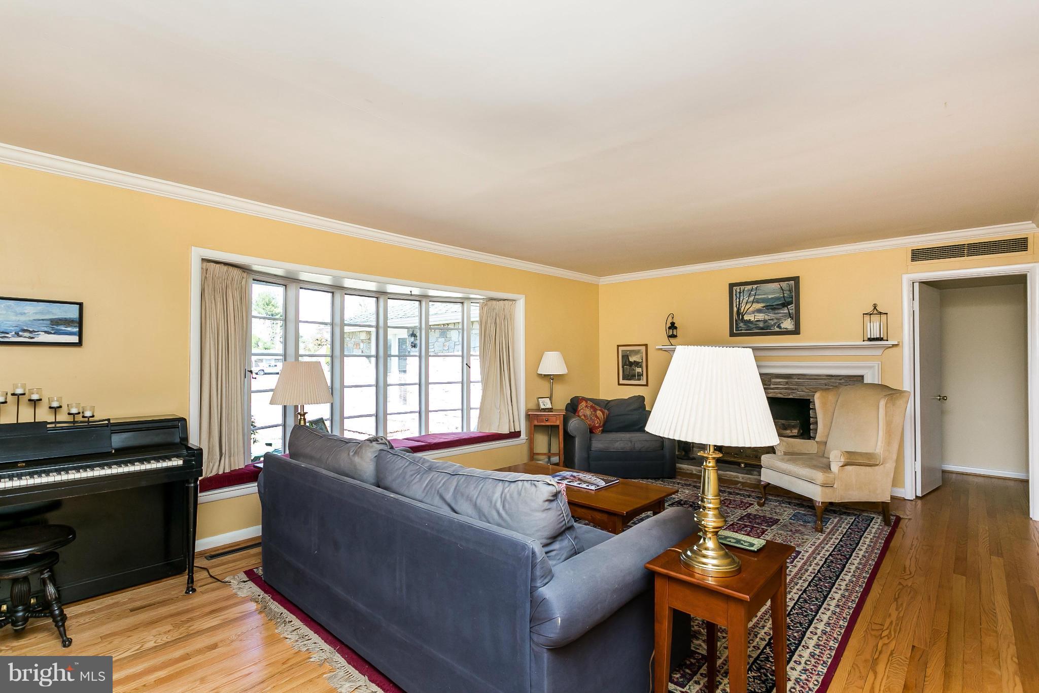 553 Valley View Road Baltimore, MD 21286 - Photo 4 of 28 Living Room