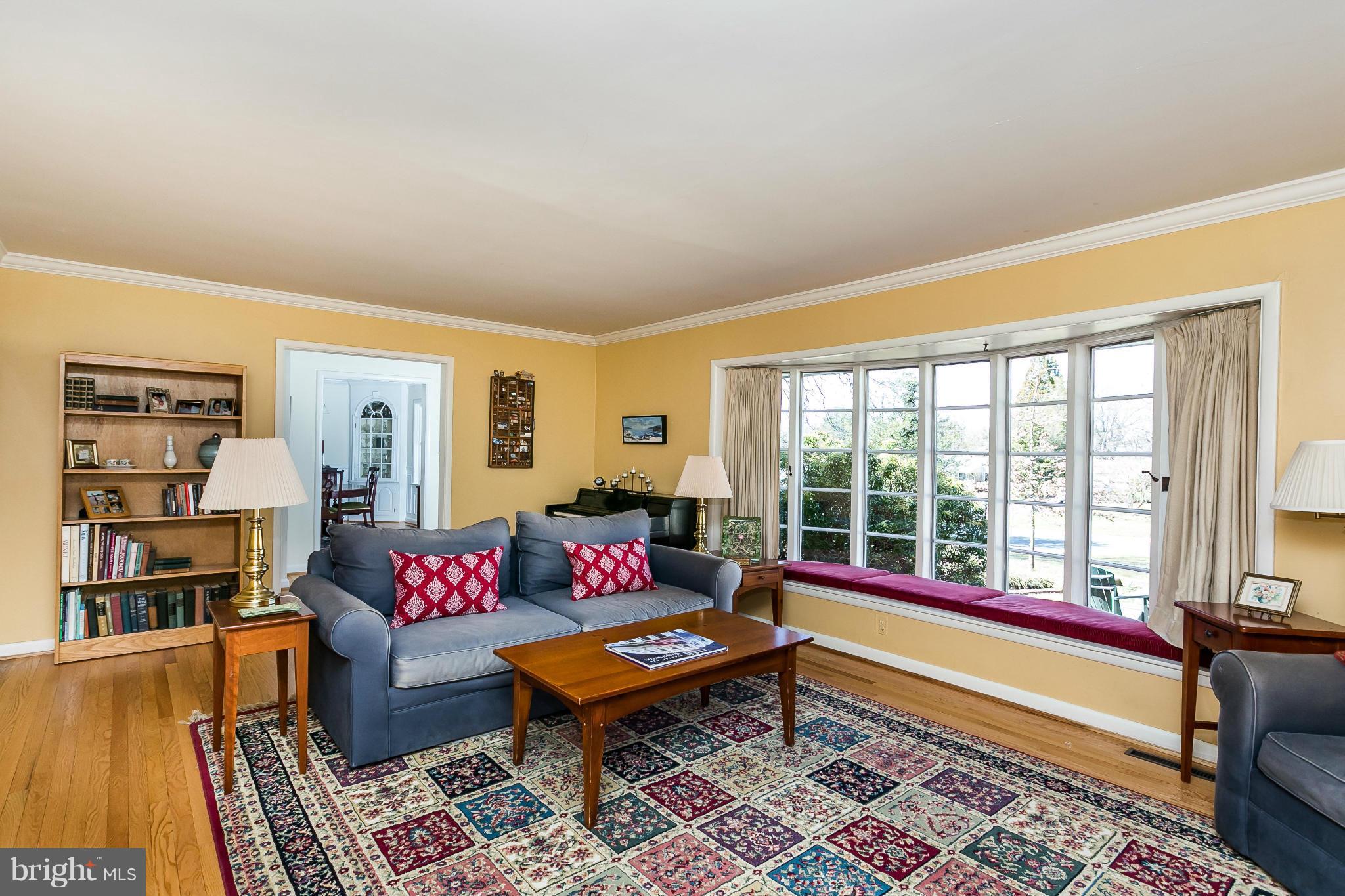 553 Valley View Road Baltimore, MD 21286 - Photo 5 of 28 Living Room