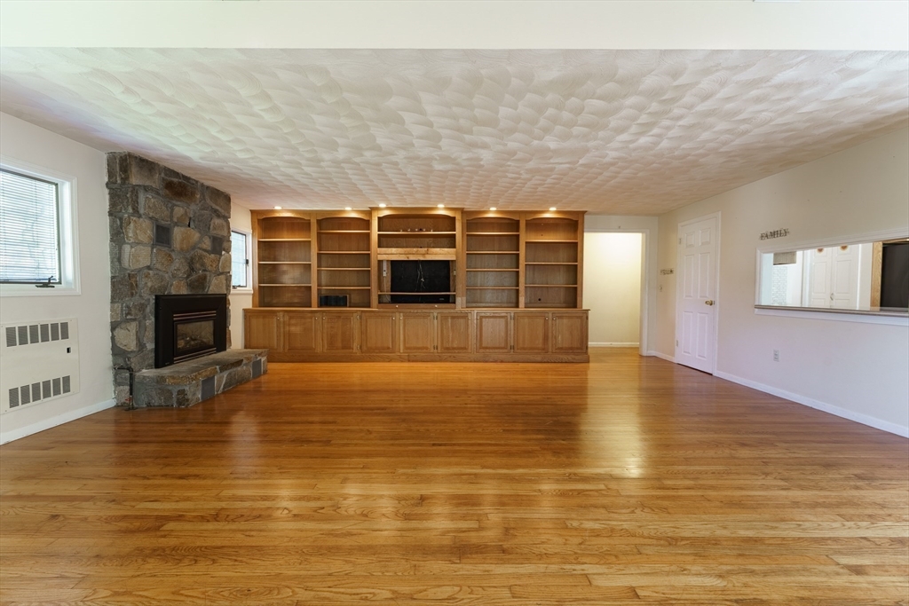 71 Hilltop Street Springfield, MA 01128 - Photo 4 of 36 Gallery Image 4