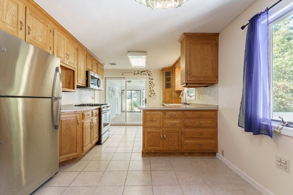 71 Hilltop Street Springfield, MA 01128 - Photo 6 of 36 Gallery Image 6