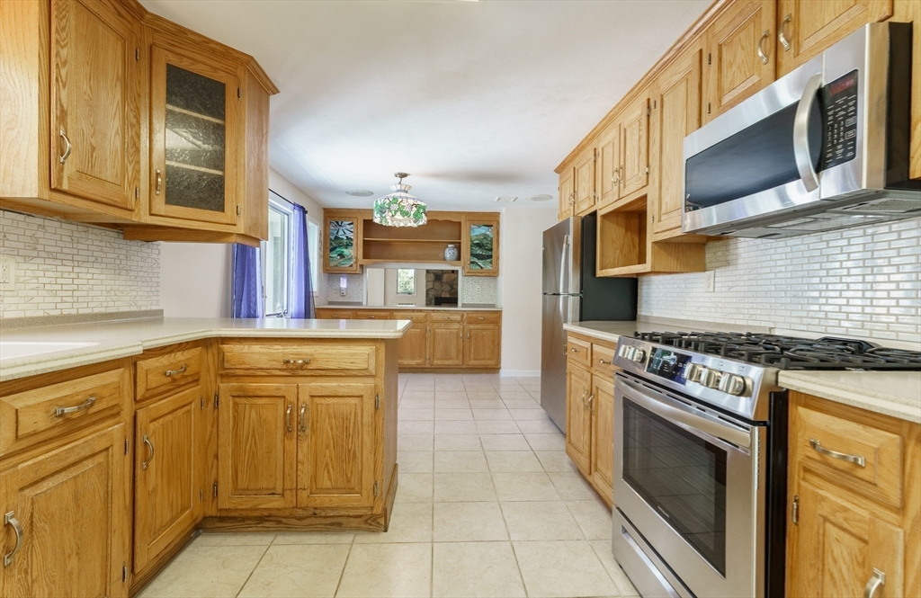 71 Hilltop Street Springfield, MA 01128 - Photo 8 of 36 Gallery Image 8