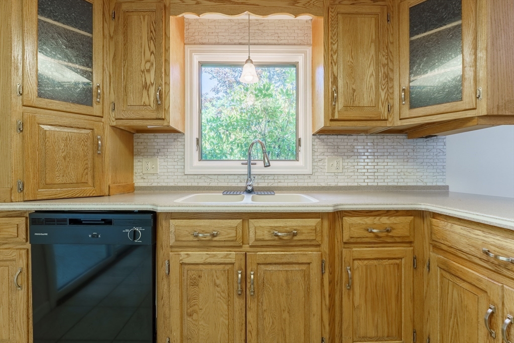 71 Hilltop Street Springfield, MA 01128 - Photo 9 of 36 Gallery Image 9
