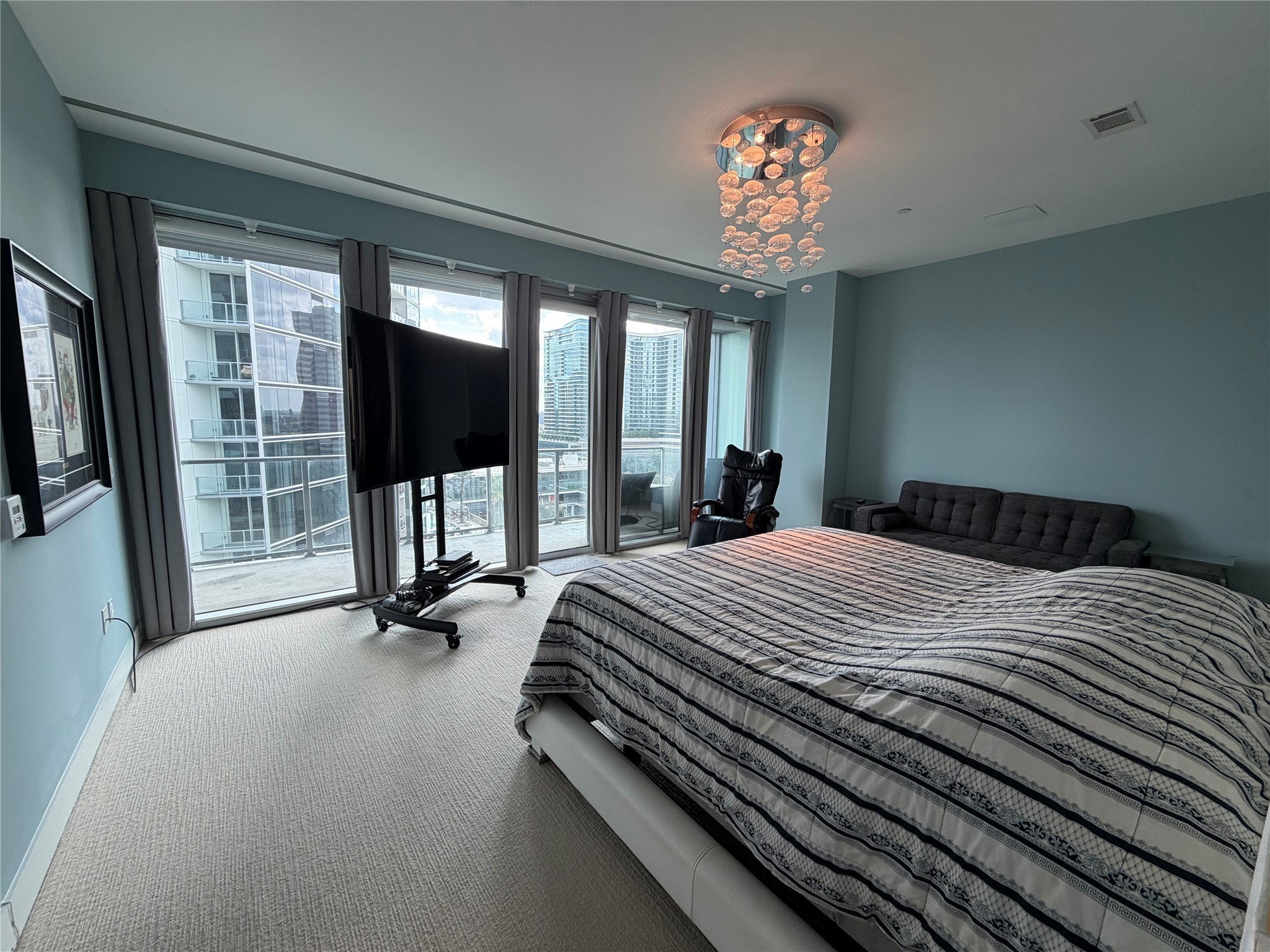 1600 Post Oak Boulevard, Unit 1206 Houston, TX 77056 - Photo 20 of 50 a bedroom with a large bed and a large window