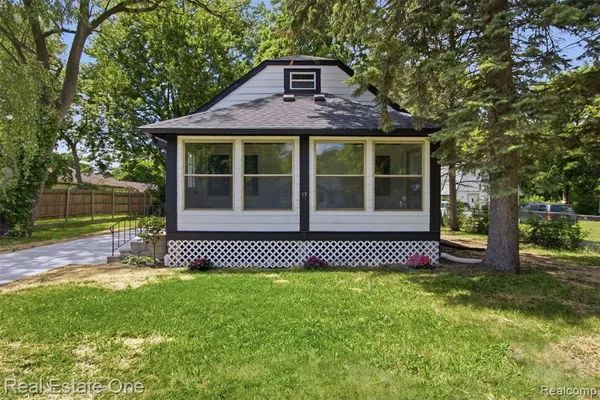 $210,000 | 17 North Midland Drive, Pontiac, MI 48342