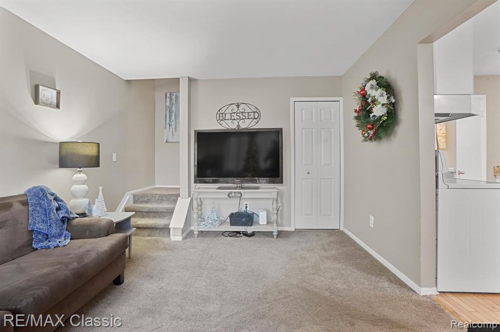 112 Ladd Road Walled Lake, MI 48390 - Photo 2 of 27