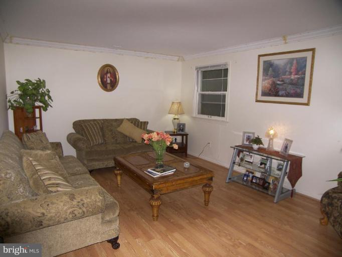11333 Rambling Road Gaithersburg, MD 20879 - Photo 2 of 30 Living Room