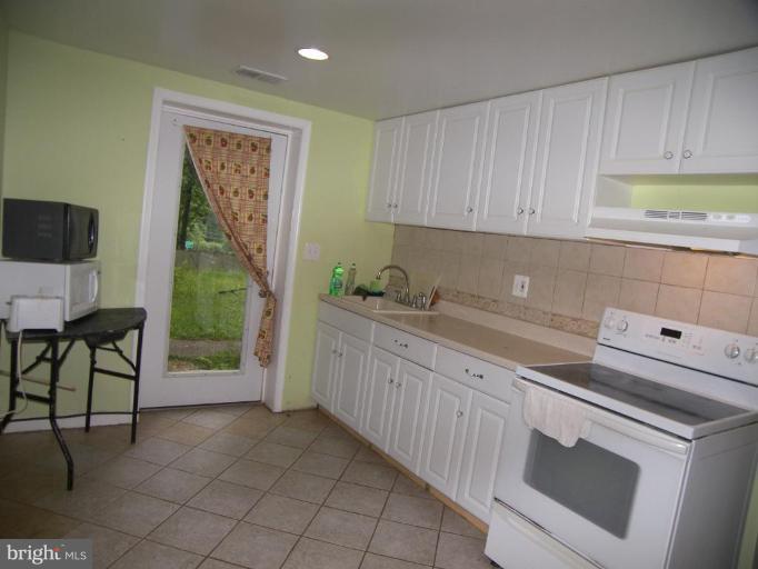 11333 Rambling Road Gaithersburg, MD 20879 - Photo 21 of 30 Apartment Kitchen