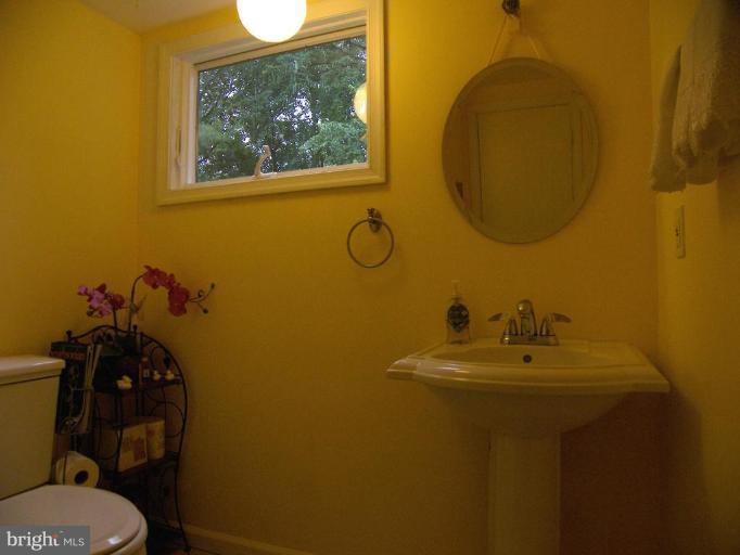11333 Rambling Road Gaithersburg, MD 20879 - Photo 8 of 30 Half Bath 1