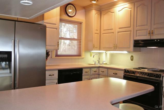 1832 Pinehurst Road Bethlehem, PA 18018 - Photo 3 of 15 Gallery Image 3