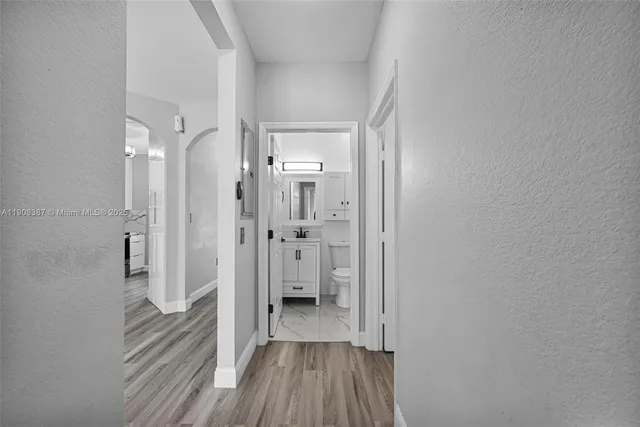 a view of empty room with window