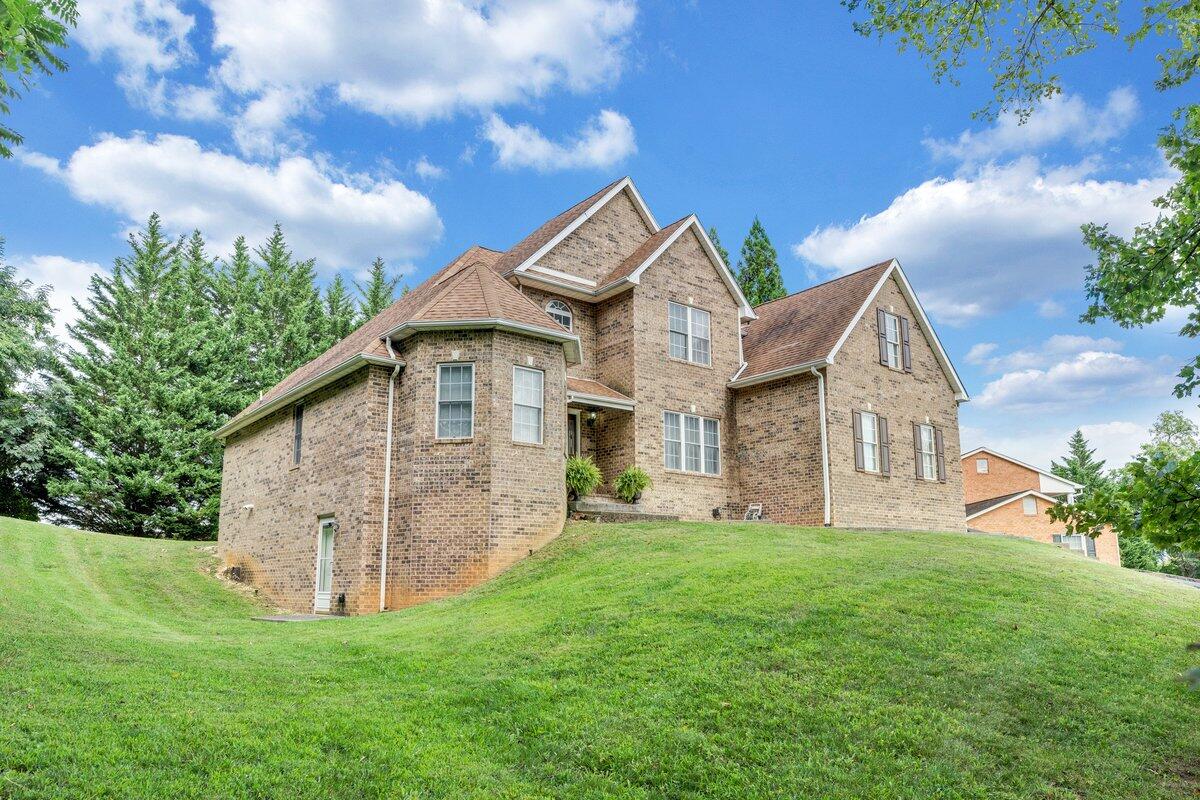 3770 Laurel Ridge Road Northwest Roanoke, VA 24019 - Photo 3 of 55 a front view of house with yard and green space