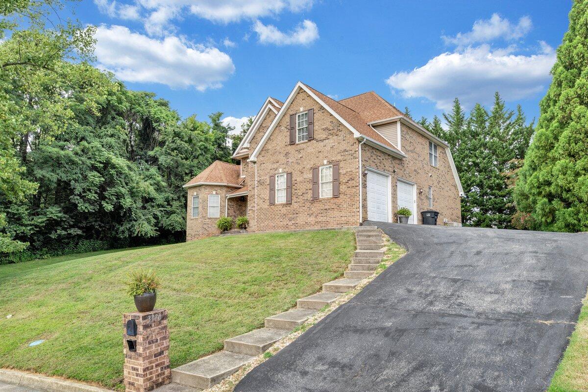 3770 Laurel Ridge Road Northwest Roanoke, VA 24019 - Photo 4 of 55 a front view of a house with garden