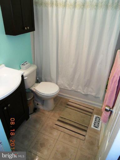 9 Pine Ridge Court Germantown, MD 20874 - Photo 3 of 7 Bath