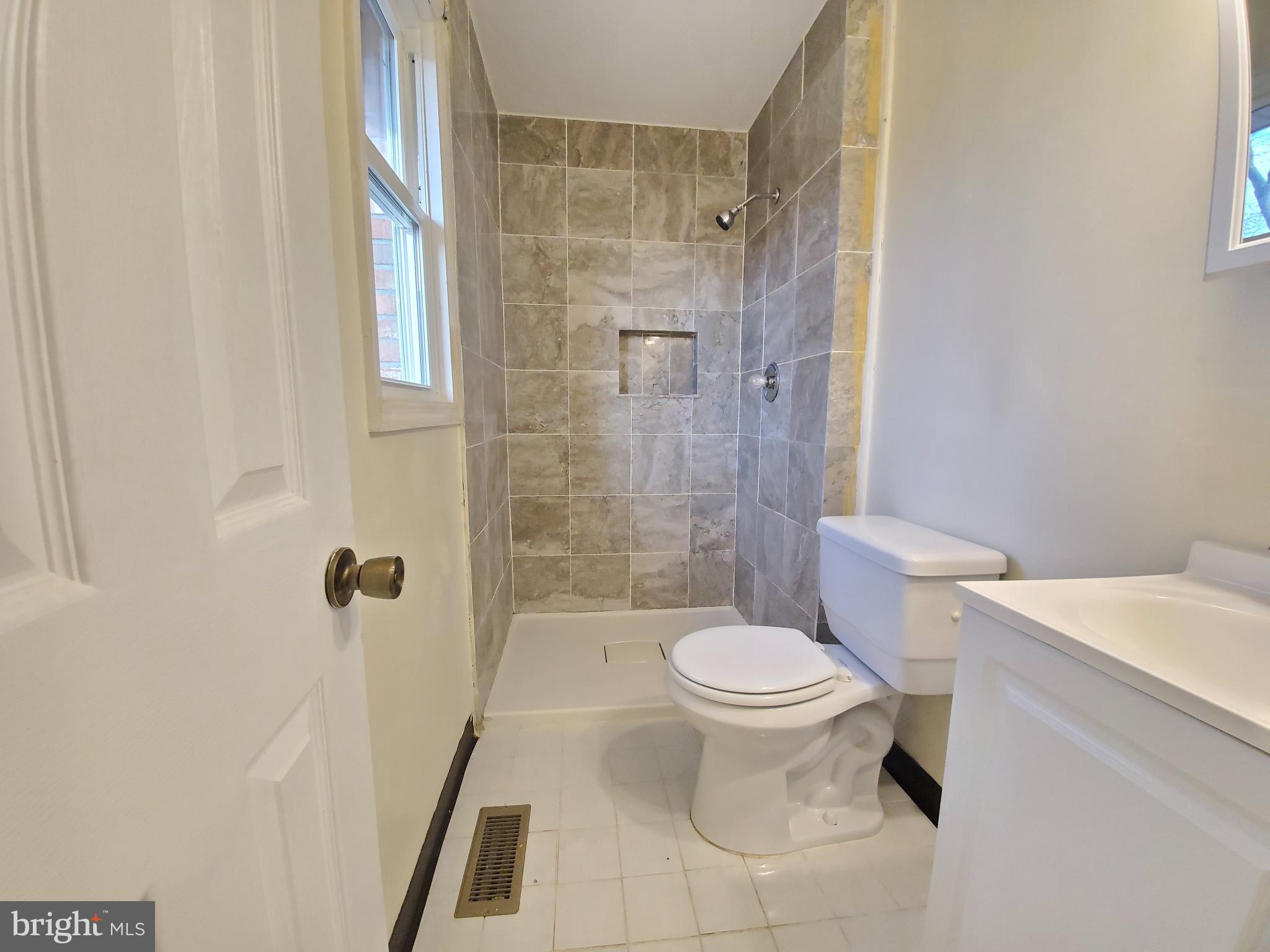 701 Harrison Street, Unit 1 Riverside, NJ 08075 - Photo 11 of 17 Master Bath