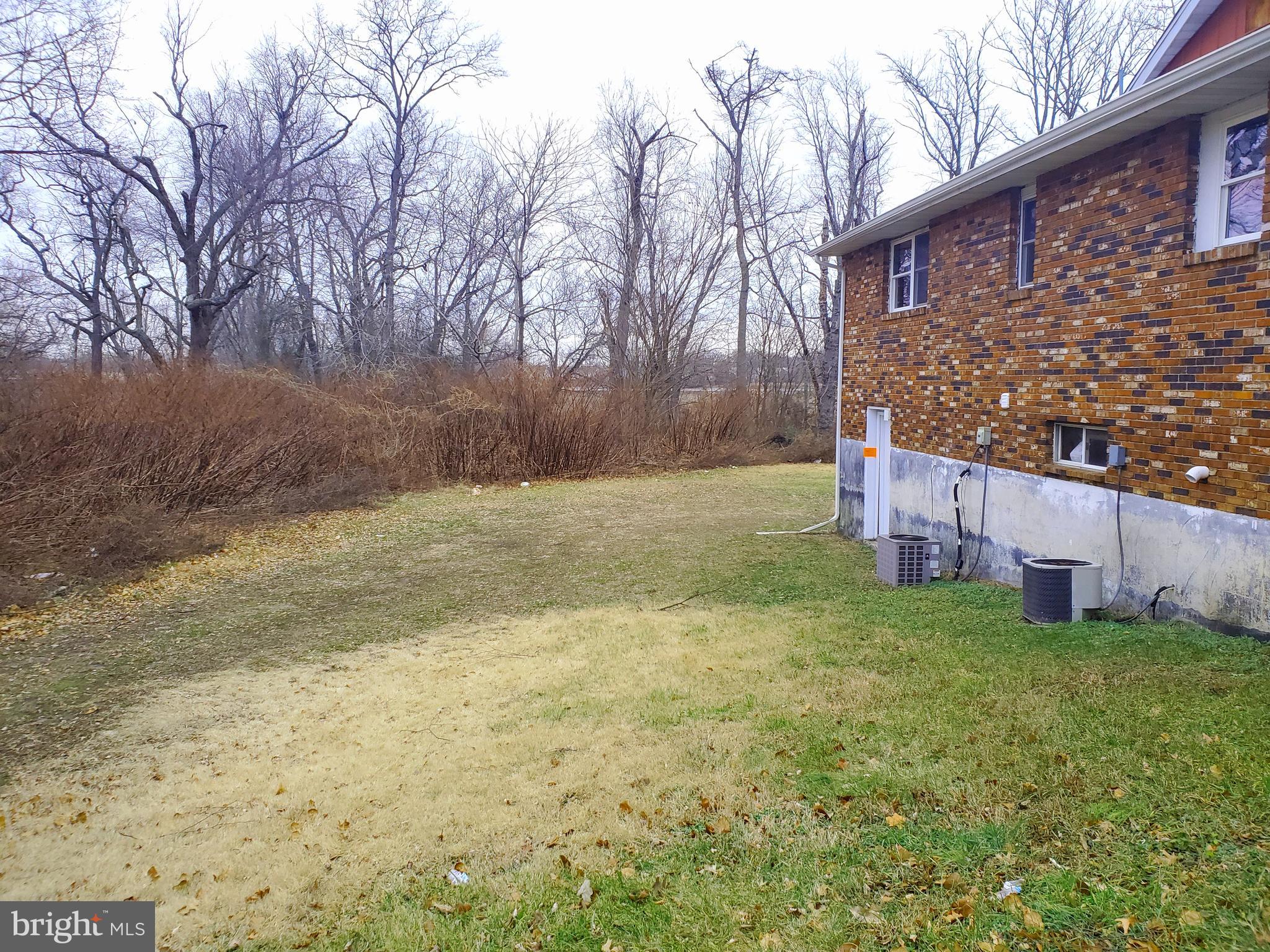 701 Harrison Street, Unit 1 Riverside, NJ 08075 - Photo 16 of 17 Side yard
