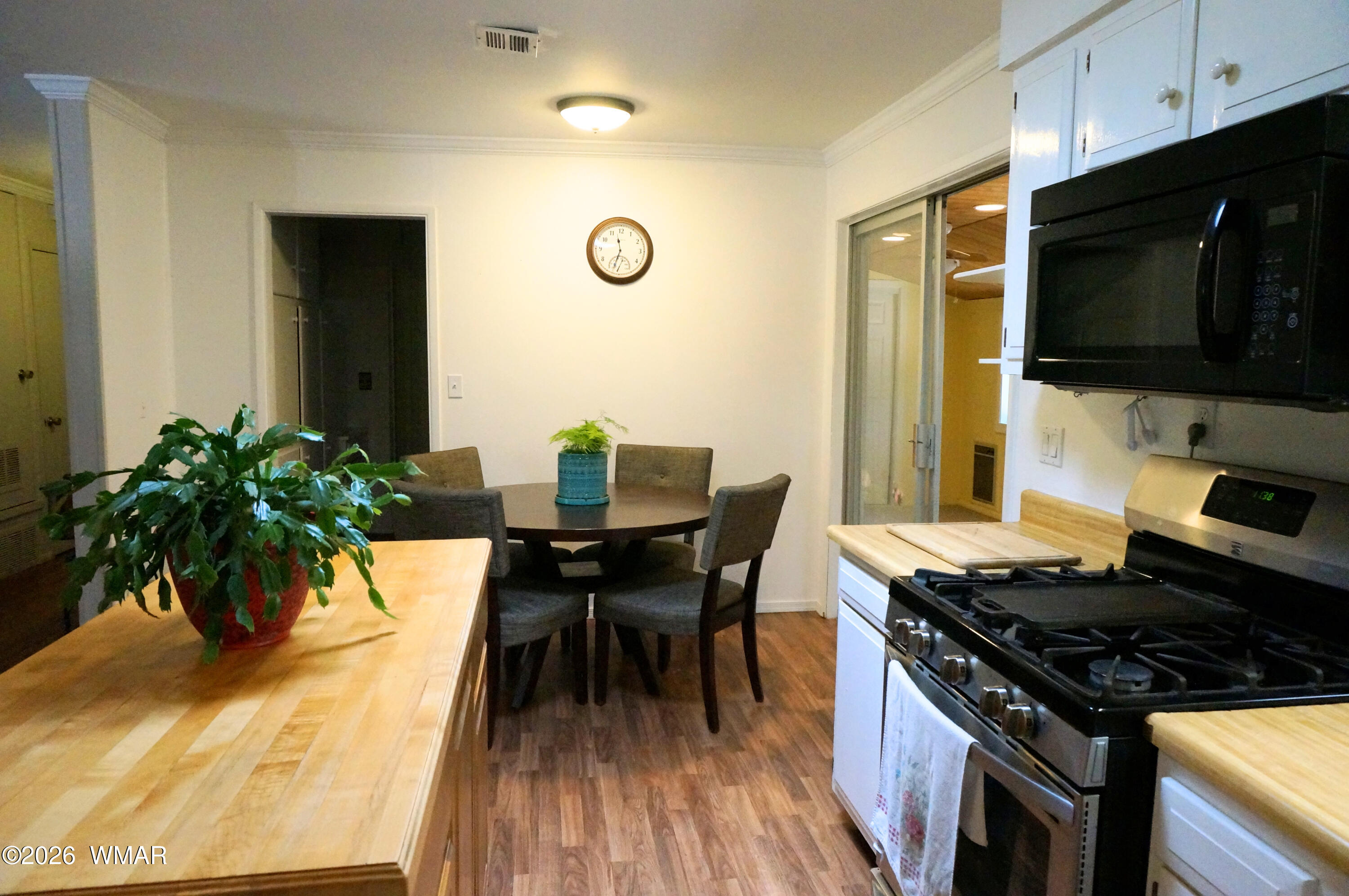 6066 Wagon Wheel Road Lakeside, AZ 85929 - Photo 12 of 32 a kitchen with a table and chairs