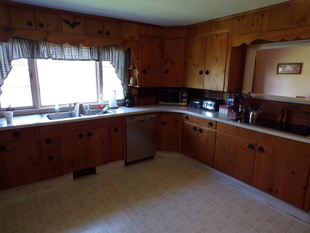 123 Thompson Road Webster, MA 01570 - Photo 9 of 23