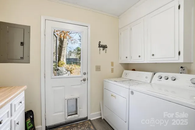 a view of utility room with washer and dryer