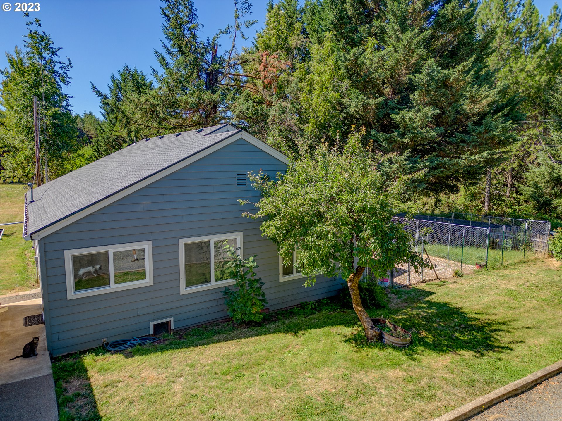 33955 Ford Mill Road Lebanon, OR 97355 - Photo 26 of 44 a backyard of a house with seating space