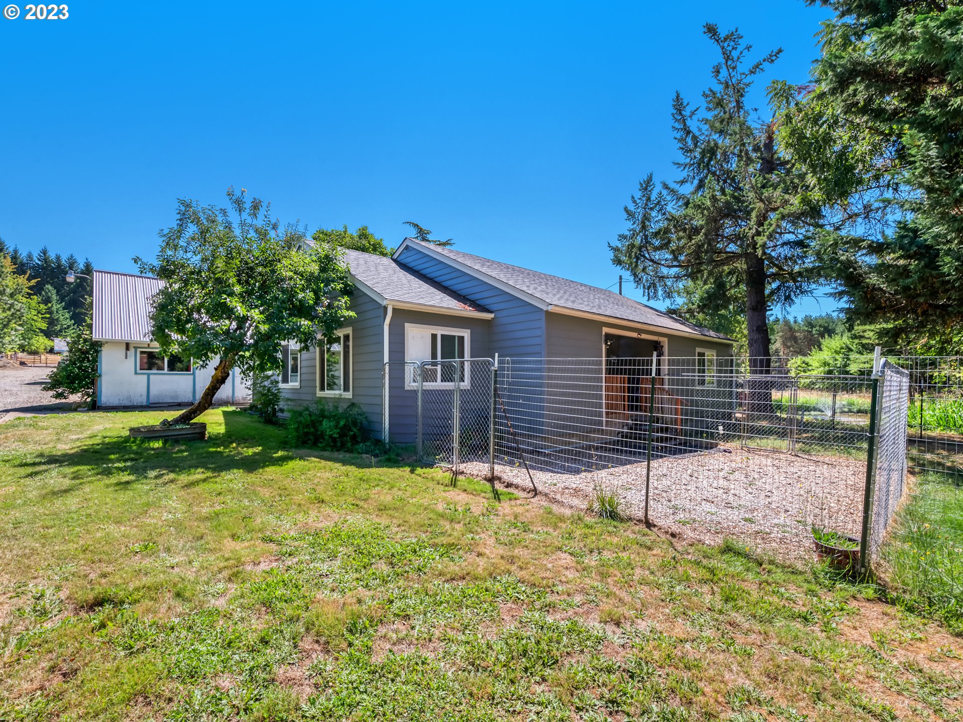 33955 Ford Mill Road Lebanon, OR 97355 - Photo 28 of 44 a backyard of a house with plants and wooden fence