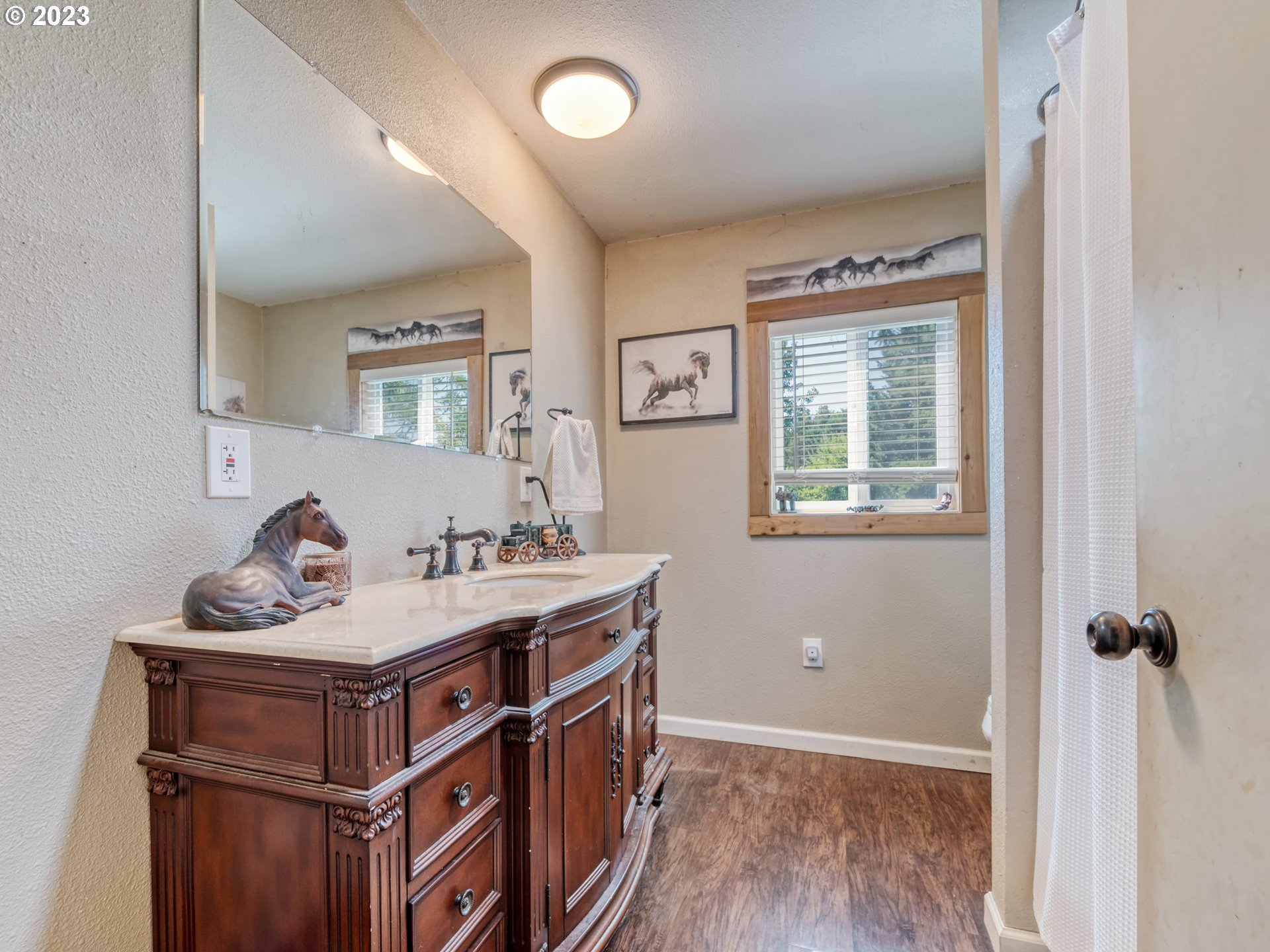 33955 Ford Mill Road Lebanon, OR 97355 - Photo 43 of 44 a hall way with furniture a window and wooden floor