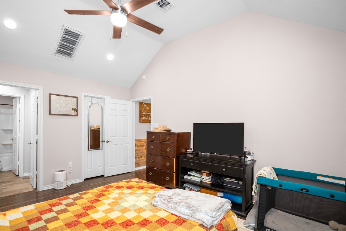 295 Garden City Road Livingston, TX 77351 - Photo 11 of 20 a living room with a flat screen tv and furniture