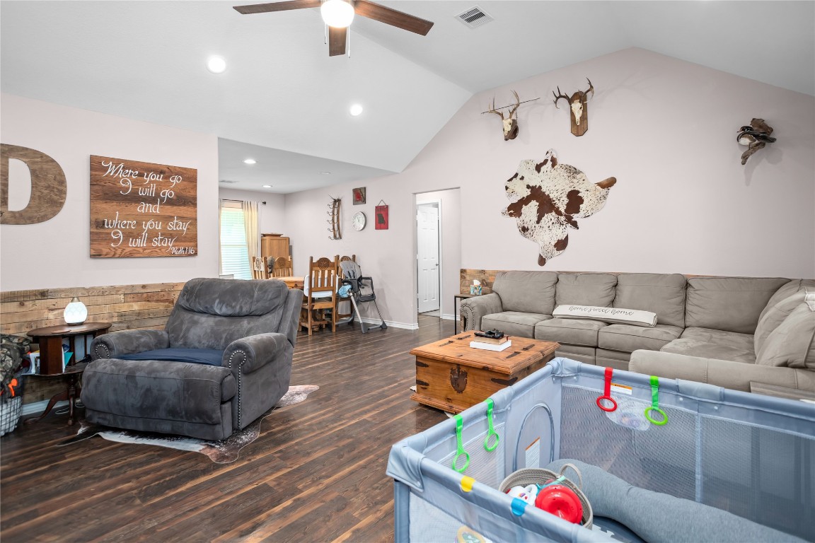 295 Garden City Road Livingston, TX 77351 - Photo 2 of 20 a living room with furniture and a couch