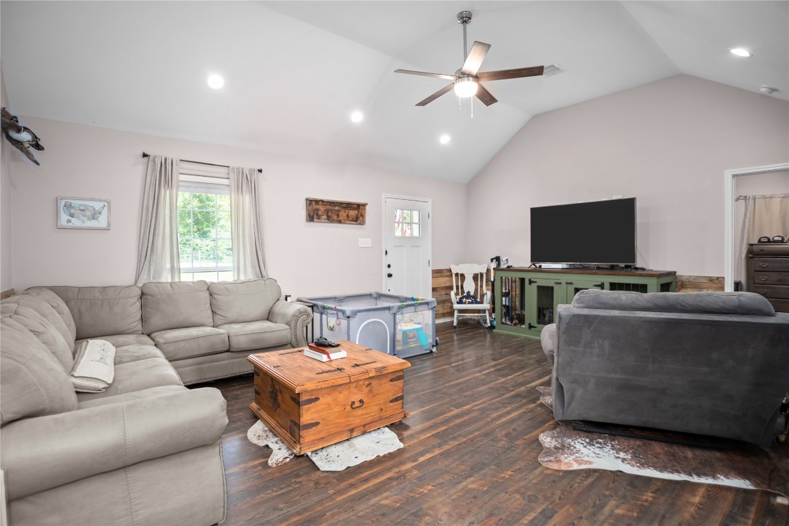 295 Garden City Road Livingston, TX 77351 - Photo 4 of 20 a living room with furniture and a flat screen tv
