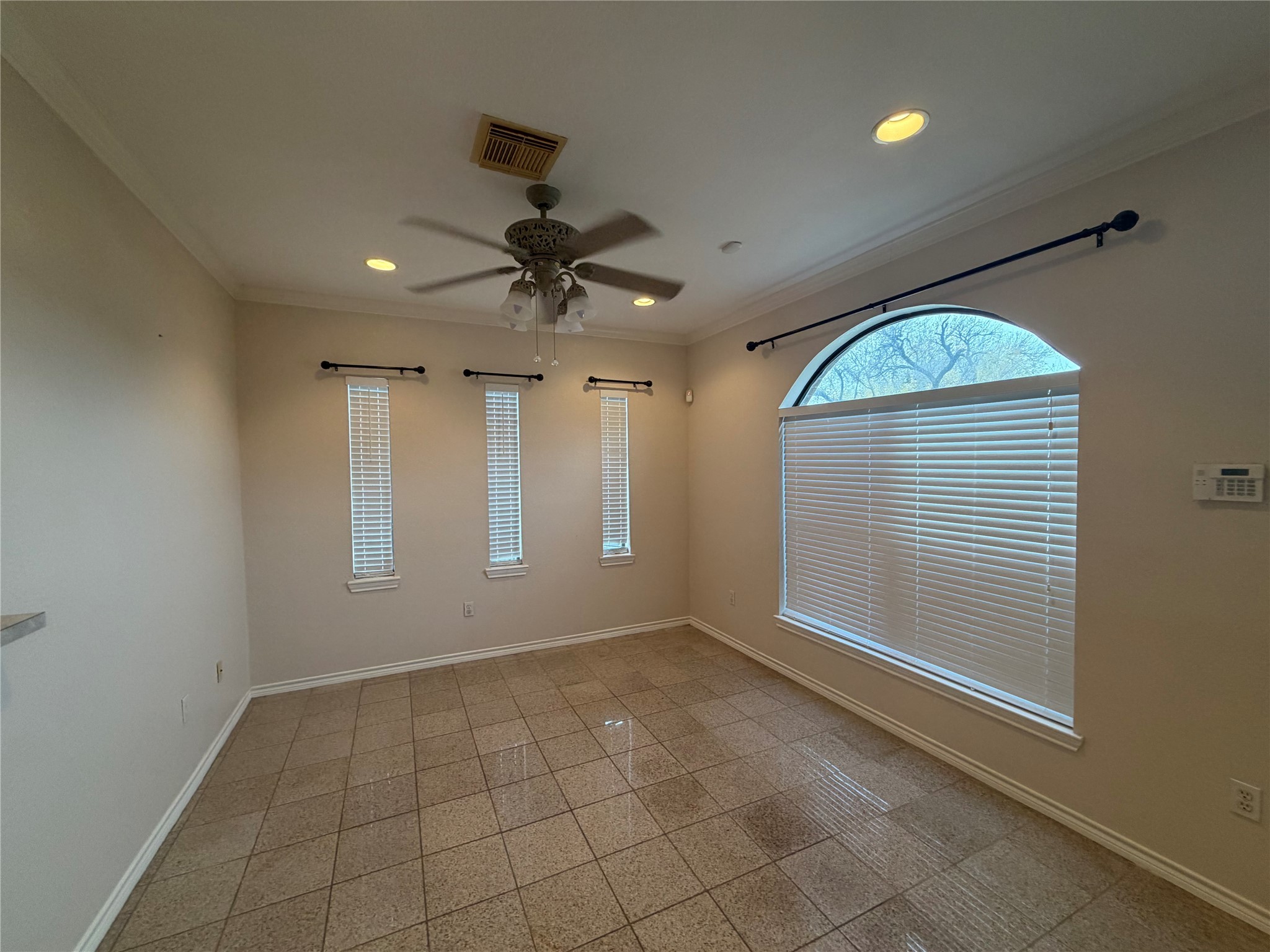 512 Bertloma Street Pasadena, TX 77502 - Photo 2 of 16 Living room