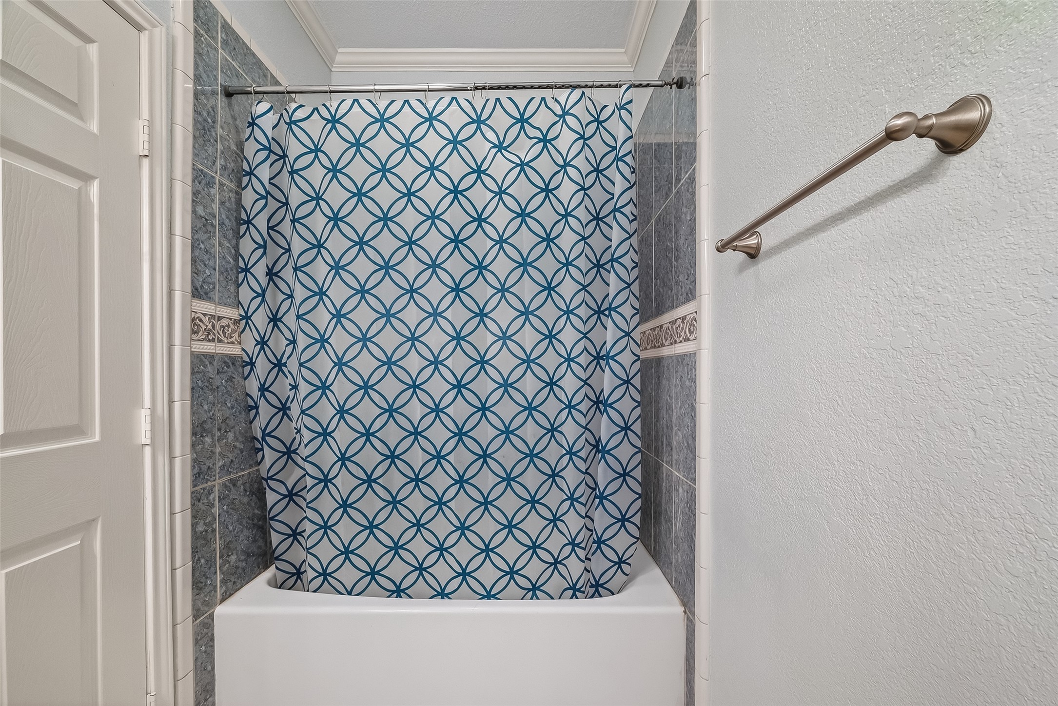 512 Bertloma Street Pasadena, TX 77502 - Photo 26 of 48 2nd living quarters-bath