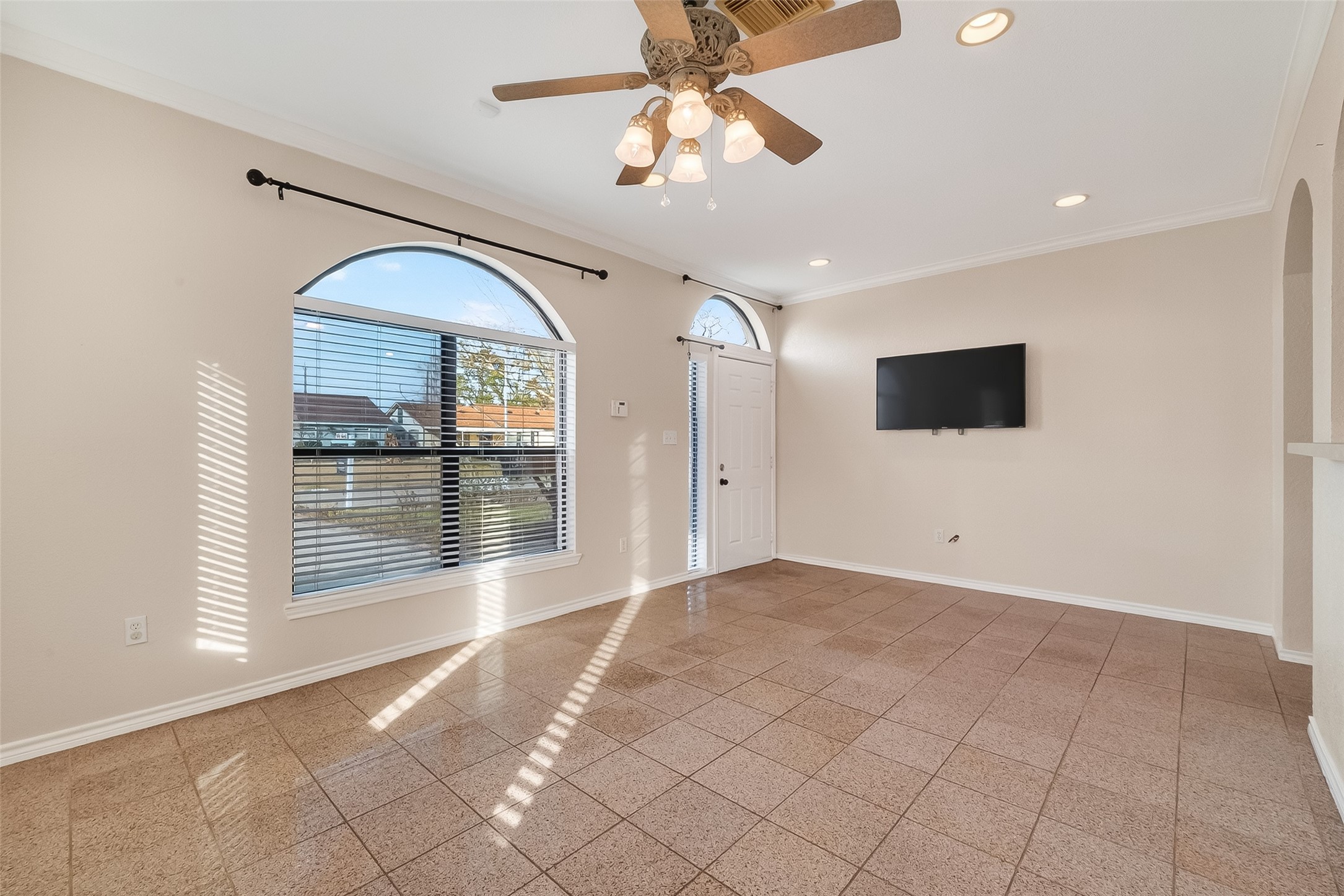 512 Bertloma Street Pasadena, TX 77502 - Photo 5 of 48 1st living quarters-living room