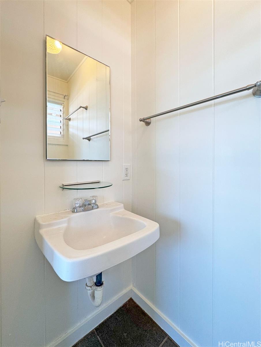 1220 Center Street, Unit B Honolulu, HI 96816 - Photo 8 of 21 Half Bath in Primary Bdrm