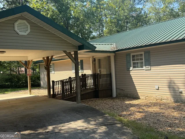 a view of a house with a backyard