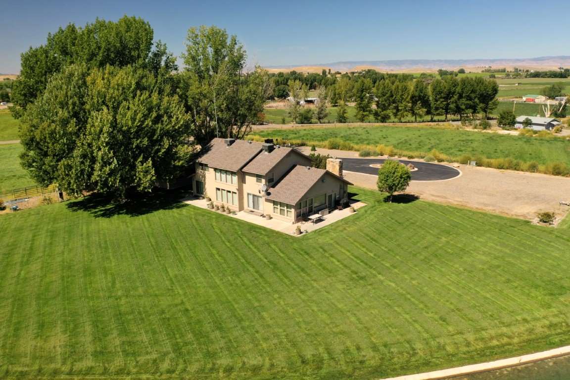1420 18 Road Fruita, CO 81521 - Photo 36 of 42 a view of a garden with lawn chairs