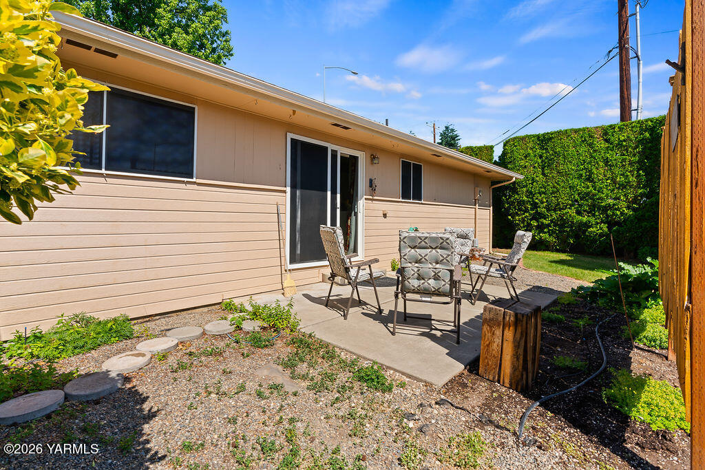 7610 Summitview Avenue, Unit 11 Yakima, WA 98908 - Photo 20 of 20 a view of a patio with table and chairs and potted plants
