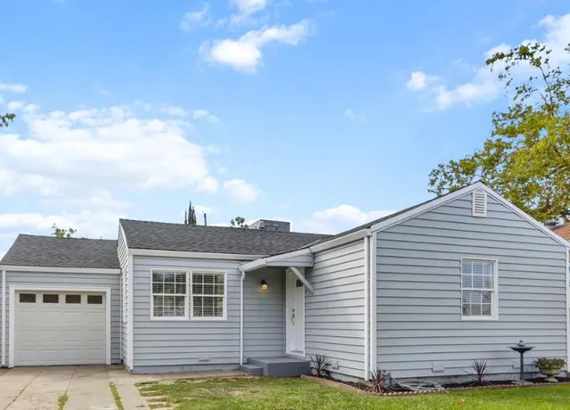 a view of a house with a yard