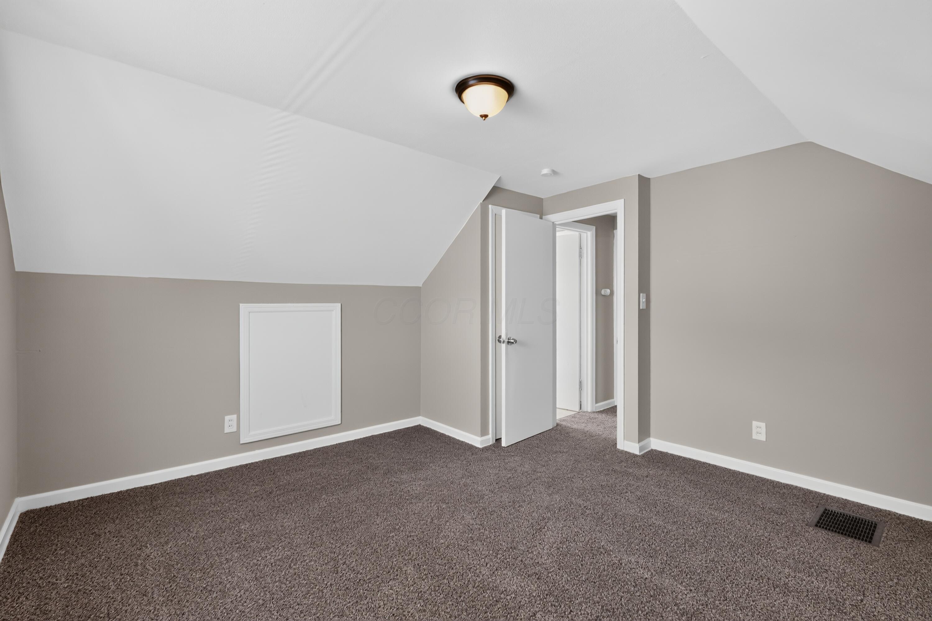 636 South Ashburton Road Columbus, OH 43213 - Photo 15 of 32 17_636_S_Ashburton_Rd-Bedroom-on-9
