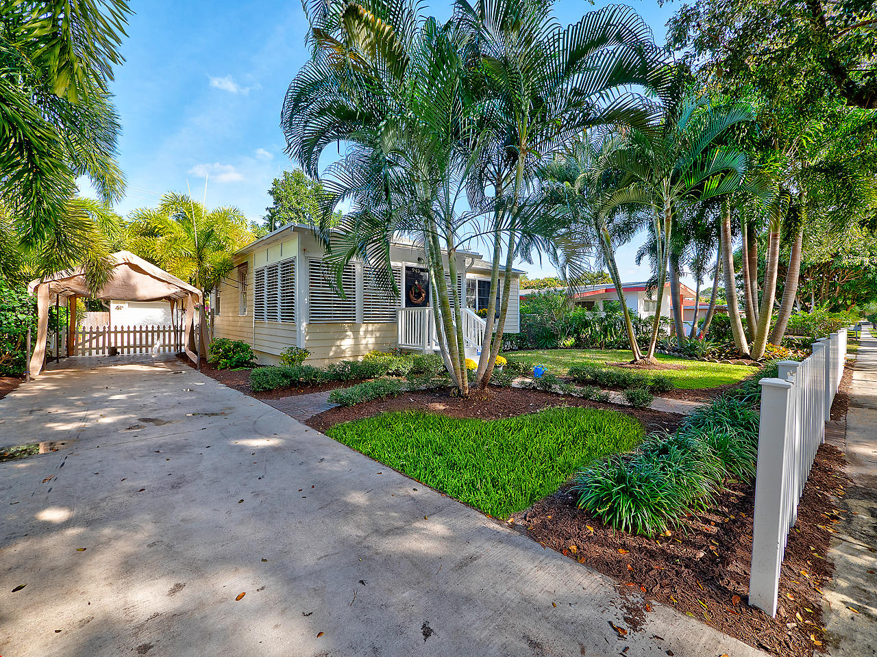 945 Andrews Road West Palm Beach, FL 33405 - Photo 12 of 13 Driveway